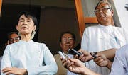 Burmas Oppositionsführerin Aung San Suu Kyi und ihr Weggefährte und Präsidentschaftskandidat Htin Kyaw (ganz rechts). (Bild: Epa/Lynn Bo Bo)