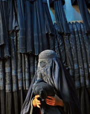 Die traditionelle Burka, mit Gitter vor den Augen. (Bild: Syed Mustafa/EPA (Mazar-i Sharif, 11. September 2015))