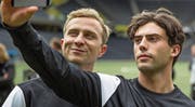 Die Fussballer Mario (Max Hubacher, links) und Leon (Aaron Altaras) müssen ihre Gefühle füreinander vor den anderen verbergen. (Bild: Frenetic)