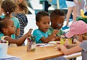 Kinder malen am Weinfelder Kulturenfest von vor zwei Jahren. (Bild: PD)