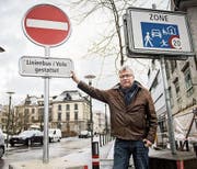 Stadtrat Ernst Zülle steht bei der neuen Einbahntafel, die in der Einfahrt in den Boulevard vom Helvetiaplatz her installiert wurde. (Bild: Reto Martin)