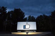 Am Eingang zu Facebooks Hauptsitz in Menlo Park in Kalifornien zeigt der Daumen, das Symbol für das soziale Netzwerk, nach oben. Intern dürfte die Stimmung derzeit eine ganz andere sein. (Bild: Josh Edelson/AFP (21. März 2018))