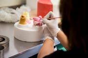 Bea Lippuner ist eine kreative Kuchenbäckerin aus Balzers. (Bild: Mareycke Frehner)