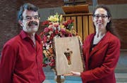 Peter Buchegger schnitzte den Preis, der ans Stadtkloster Zürich mit Präsidentin Cornelia Schnabel verliehen wurde. (Bild: PD)