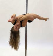 Das neue Steckenpferd von Corinne Mathis: Pole-Akrobatik. (Bild: Carmen Brechbühl)
