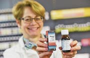 Apothekerin Ursula Hörmann hat verschiedene codeinhaltige Hustensäfte in ihrem Angebot. (Bild: Donato Caspari)