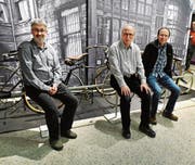 Locker und zufrieden präsentieren sich François Cauderay, Peter Brunner und Daniel Bartholdi (v.l.) in der Ausstellung bei ihren Velos. (Bild: PD)
