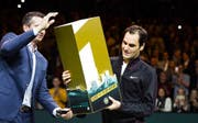 Roger Federer wurde in Rotterdam nach dem Sieg gegen Robin Haase als neue Nummer 1 der Tenniswelt gefeiert. (Bild: KOEN SUYK (EPA))