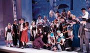 Im Jahr 2015 – hier im Bild die Aufführung «Die verkaufte Braut» – spielte die Oper noch auf dem Schloss. Nächstes Jahr wird das Seeufer die Bühne sein, das Schloss sieht man im Hintergrund. (Bild: Martin Walser)