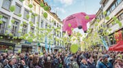 Hunderte hellgrüne Ballons und ein grosses, pinkfarbenes Schwein: Farbenfroh tat das St. Galler Staatspersonal am Donnerstagabend seine Meinung kund. (Bild: Urs Bucher (St. Gallen, 20. April 2017))