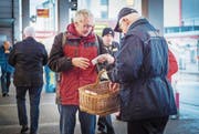 Bahnhofpate Ruedi Ambühl verteilt Passanten und ÖV-Passagieren am Bahnhof Giveaways in Form von Seifen und Bonbons. (Bild: Andrea Stalder)