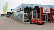 Das Auto-Center von Rotz an der Zürcherstrasse 10 liegt am westlichen Stadtrand. Die Betriebserweiterung mit Motel wird rechts hinter diesem Gebäude realisiert.Bild: Hans Suter