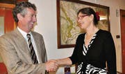 Faire Geste: Der unterlegene Johannes Wyss gratuliert Claudia Eimer zur Wahl als Stadtpräsidentin. (Bild: Margrith Pfister-Kübler)