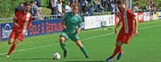 Unermüdlicher Kämpfer und gegen Rapperswil-Jona II Vorbereiter der ersten zwei Buchser Tore: Thomas Sturzenegger (Mitte). (Bild: Robert Kucera)
