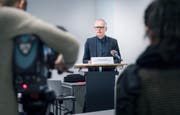 Hanspeter Uster stellt den Zwischenbericht der Untersuchungskommission zum Fall Hefenhofen vor. (Bild: Andrea Stalder)