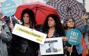 Vor dem Justizpalast in Istanbul versammelten sich gestern Dutzende Demonstranten. (Bild: Erdem Sahin/EPA)