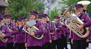 Stolz und fröhlich: Die Musikanten der Eintracht Güttingen machen sich bereit für den Marsch von der Kirche Güttingen zur Mehrzweckhalle, wo sie beim offiziellen Empfang gebührend gefeiert wurden. (Bild: Hana Mauder Wick)