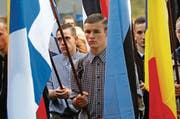Fahnenträger: Die europäische Aktion richtet sich an – betont bieder gekleidete – Rechtsextreme (hier bei einer «Kriegshelden»-Gedenkfeier in Deutschland). (Bild: getty images/Carsten Koall)