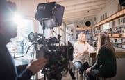 Teil des Service public: Moderatorin Eva Wannenmacher (Mitte) und Musikerin Heidi Happy bei einer Aufnahme der Sendung «Kulturplatz». (Bild: Ennio Leanza/Keystone (Zürich, 19. Dezember 2017))