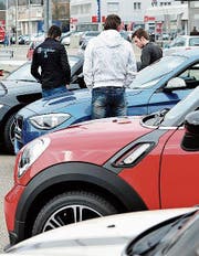 Besucher des Autofäschts begutachten die Fahrzeuge. (Bild: PD)