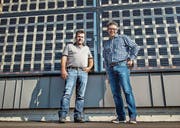 Karl Streule und Daniel Eugster vor dem preisgekrönten Neubau ausserhalb von Steineloh, an dessen Fassade «lichtdurchlässige» Solarzellen haften. So ist das Gebäude lichtdurchflutet. (Bild: Jil Lohse)