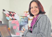 Sanela Egli an ihrem Schreibtisch zu Hause in Weinfelden. Hier verfasste sie in den vergangenen zwölf Monaten den Psychothriller «Der Raum». (Bild: Mario Testa)