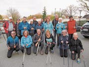 Die Nordic Walker besammeln sich auf dem Coop-Parkplatz (Bild: PD)