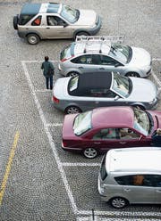 Künftig sollen Autofahrer nicht mehr Parkplätze suchen müssen. (Bild: Urs Bucher (St. Gallen, 18. Oktober 2013))