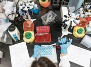 Im Nationalrat wird debattiert, ob die Resultate von Gentests Lebensversicherern vorgelegt werden müssen. (Bild: Anthony Kwan/Bloomberg (Hongkong, 20. Juni 2017))