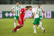 Beim letzten Duell gerieten FC St. Gallens Marco Aratore und FC Sions Elsad Zverotic aneinander. (Bild: Benjamin Manser)