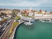 Blick von oben auf das Hotel mit dem ins Hafenbecken ragenden Baukörper. (Bild: Susanne Fritz Architekten)