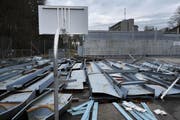 Die Turnhalle Riethüsli nach dem Einsturz (Bild: Ralph Ribi/Archiv)