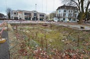 Der «Abbruch-Krater» auf dem Bündnerhof-Areal, im Hintergrund die Ahornplatane. Nach dem Stadtratsentscheid will der Eigentümer das Land verkaufen. (Bild: Max Eichenberger)