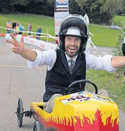 Mit Krawatte und Helm: Jeroen van Rooijen jubelt im Ziel. (Bild: Andreas Taverner)