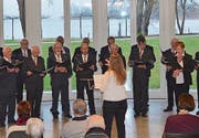 Die Propsteisänger Wagenhausen – verstärkt durch zwei Sängerinnen – unter der Leitung von Dirigentin Olga Büsser. (Bild: Margrith Pfister-Kübler)