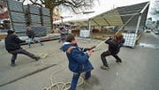 Mitarbeiter der Firma Straub Festinventar aus Hefenhofen bauen die Messezelte auf dem Marktplatz auf. (Bild: Mario Testa)