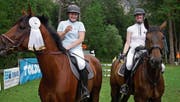 Martina Guntli (links) und Bettina Schlegel stossen auf den Sieg und die gute Platzierung an. (Bild: Corinne Hanselmann)
