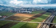 Hier soll dereinst das Wirtschaftsgebiet Wil West entstehen. Das vorbildliche Agglomerationsprogramm der Regio Wil stellt dazu genaue Regeln auf. (Bild: Hanspeter Schiess, Urs Bucher)