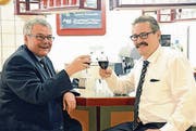 Verwaltungsratspräsident Jakob Rhyner (links) gratuliert CEO Peter Hofstetter zum 20-Jahr-Arbeitsjubiläum. (Bild: Hansruedi Rohrer)