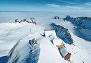 Das rote Haus rechts unten im Bild soll verschwinden. Die oberen Stockwerke des gelben Gebäudes in der Mitte werden abgebrochen und bis auf Höhe der Visiere neu aufgebaut. (Bild: Luciano Pau)
