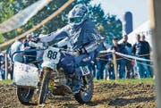 Im Rennen mit den Oldtimer-Seitenwagen ist voller Körpereinsatz gefragt - ansonsten büsst man an Zeit ein. (Bild: Donato Caspari)