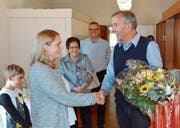 Gratulation: Gemeindepräsident Beat Weibel begrüsst Jacqueline End-Riedwyl als neue Gemeinderätin. (Bild: Christoph Heer)