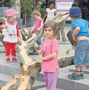 Die Kinder nehmen die Chügelibahn bei der Eröffnung in Beschlag. (Archivbild: Mario Testa)