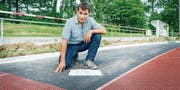 Ruedi Wolfender zeigt die Stelle auf der Rundbahn, wo Wurzeln der Bäume Hügel im Belag verursachten. (Bild: Andrea Stalder)