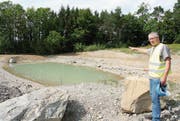 Bauleiter Felix Ambühler im einstigen Kiesabbaugebiet Hori vor einem neuen Teich, der sich mit Regenwasser gefüllt hat. (Bilder: Philipp Stutz)