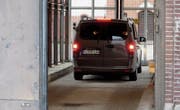 Einfahrt zum Gefängnis Neumünster: In diesem Van soll Carles Puigdemont transportiert worden sein. (Bild: Carsten Rehder/AP (25. März 2018))