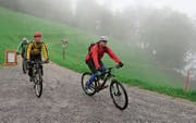 Sie lassen sich die Freude am Fahren vom nebligen und nasskalten Wetter nicht vermiesen. (Bild: PD)