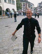 Regierungsrat Stefan Kölliker probiert den mathematischen Lernplatz vor dem Hof zu Wil aus. (Bild: sk)