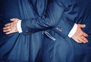 Gute Freunde stärken sich den Rücken. Sie sind füreinander da – oft ein Leben lang. (Bild: Dickon Thompson/Getty)