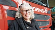 Hat gut lachen: Geschäftsführerin und Firmeninhaberin Claudia Brändle vor einem Tanklöschfahrzeug. (Bild: Maya Heizmann)